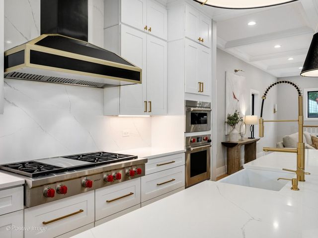 2153 W Fletcher Street, Chicago, IL 60618