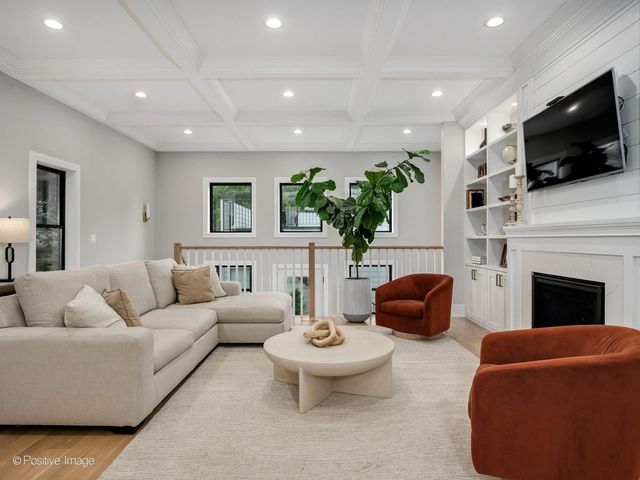 2153 W Fletcher Street, Chicago, IL 60618