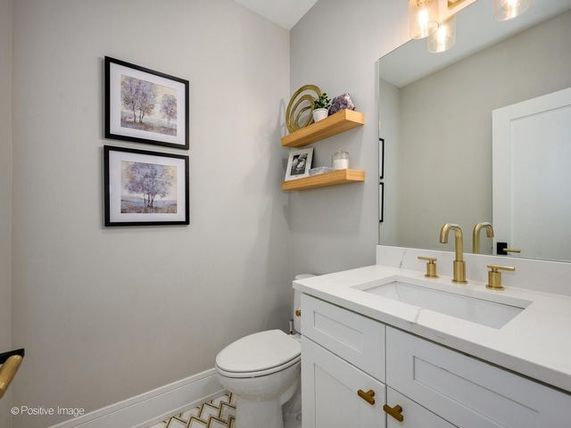 2153 W Fletcher Street, Chicago, IL 60618