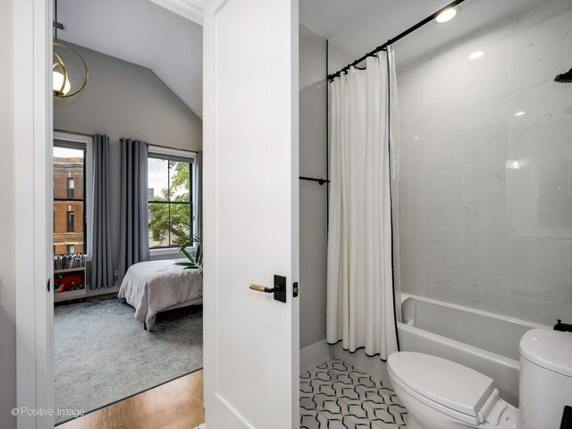 2153 W Fletcher Street, Chicago, IL 60618