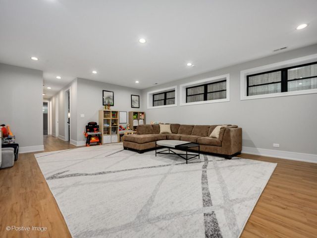 2153 W Fletcher Street, Chicago, IL 60618