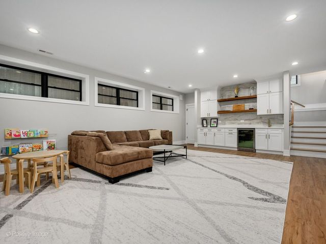 2153 W Fletcher Street, Chicago, IL 60618