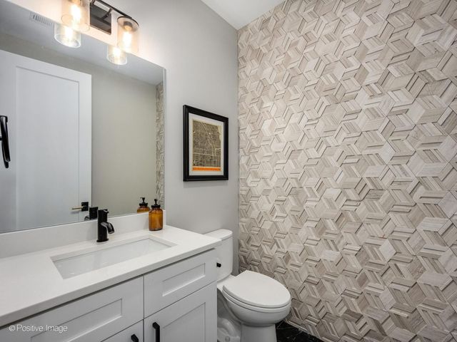 2153 W Fletcher Street, Chicago, IL 60618