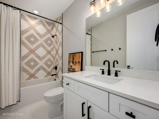 2153 W Fletcher Street, Chicago, IL 60618
