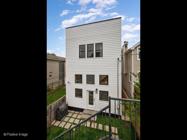 2153 W Fletcher Street, Chicago, IL 60618