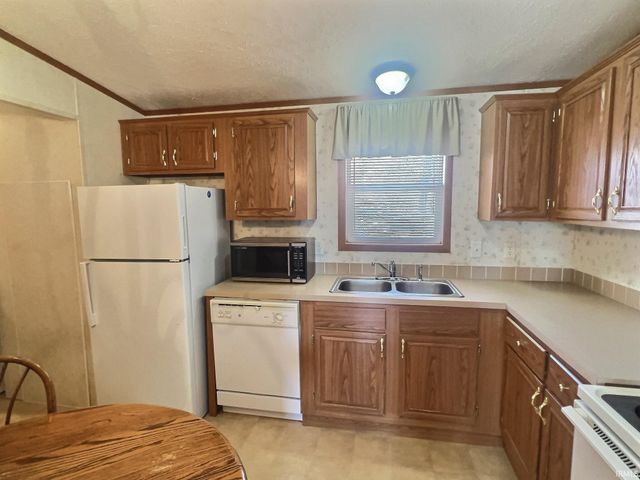 400 Ln 148 Hamilton Lk, Hamilton, IN 46742