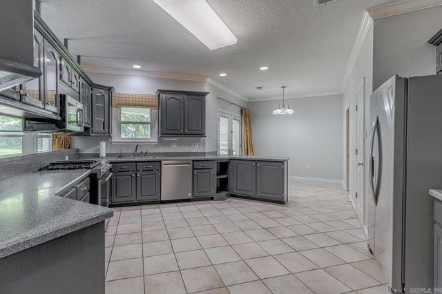 1725 Paragould Dr, Jonesboro, AR 72405
