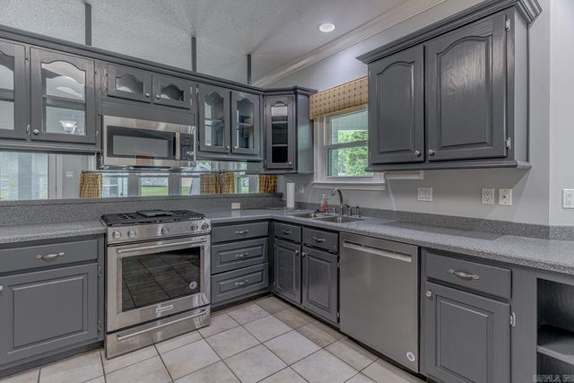 1725 Paragould Dr, Jonesboro, AR 72405