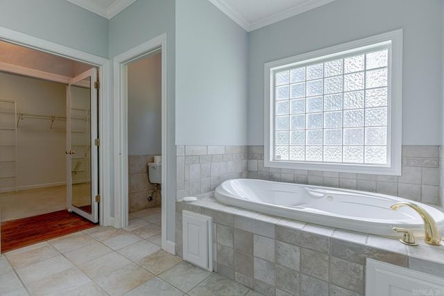 1725 Paragould Dr, Jonesboro, AR 72405