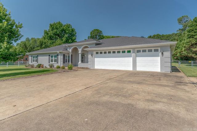 1725 Paragould Dr, Jonesboro, AR 72405