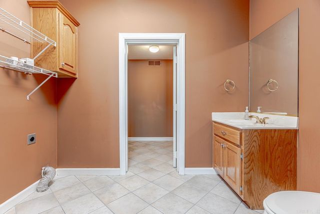 1725 Paragould Dr, Jonesboro, AR 72405