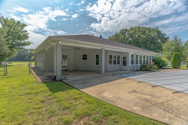 1725 Paragould Dr, Jonesboro, AR 72405