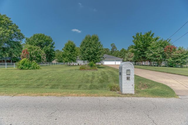 1725 Paragould Dr, Jonesboro, AR 72405