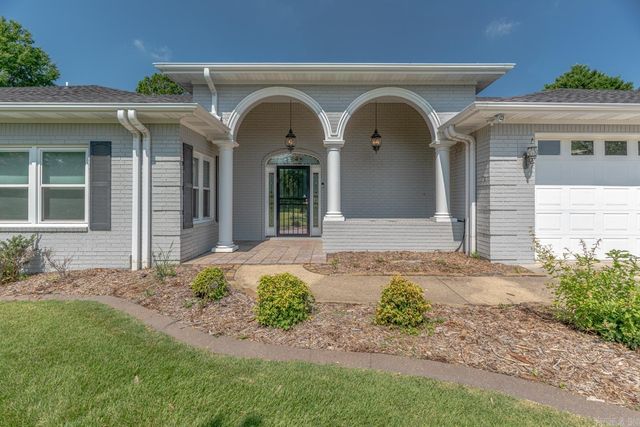 1725 Paragould Dr, Jonesboro, AR 72405