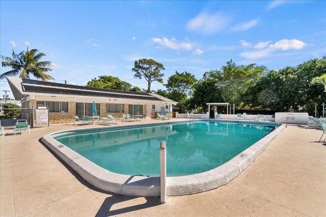 2004 Lake Osborne Drive 1, Lake Worth Beach, FL 33461