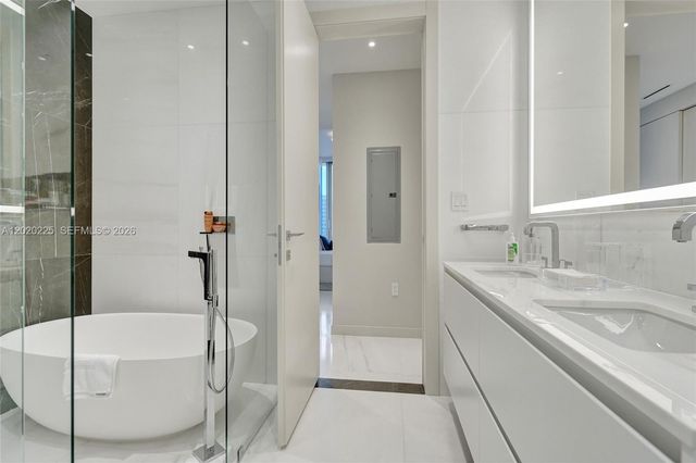 300 Biscayne Boulevard Way 2305W, Miami, FL 33131