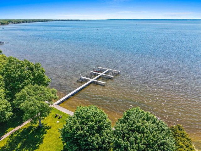 945 BRIGHTON DRIVE, Menasha, WI 54952