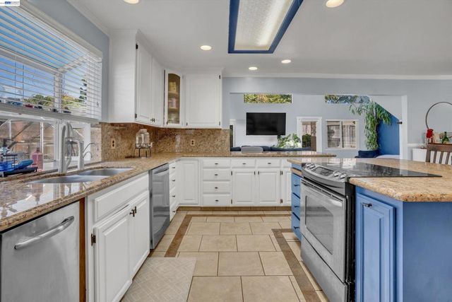 31262 San Andreas Dr, Union City, CA 94587