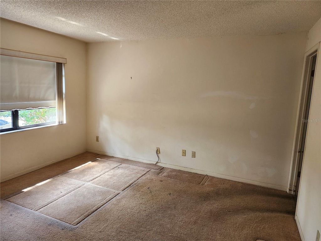 Image 28 of property listing at 9896 LAKE SEMINOLE DRIVE E, Largo, FL 33773