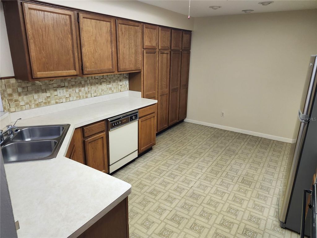 Image 5 of property listing at 9896 LAKE SEMINOLE DRIVE E, Largo, FL 33773