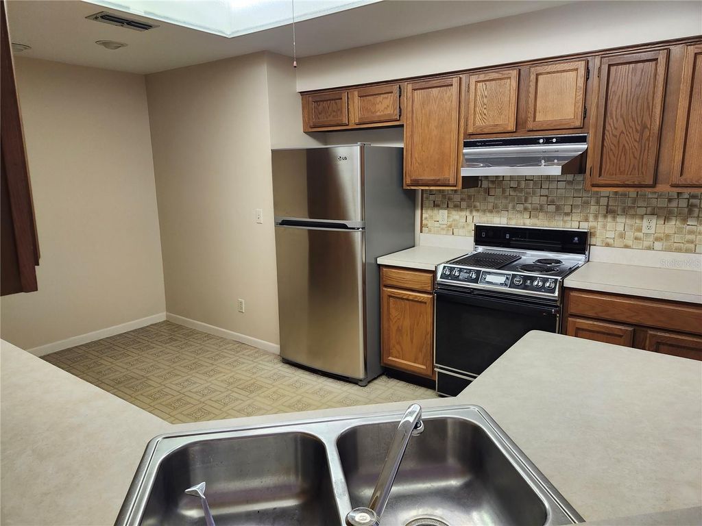 Image 6 of property listing at 9896 LAKE SEMINOLE DRIVE E, Largo, FL 33773