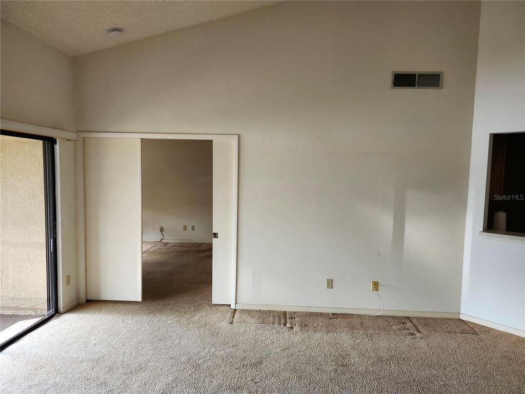 Image 10 of property listing at 9896 LAKE SEMINOLE DRIVE E, Largo, FL 33773