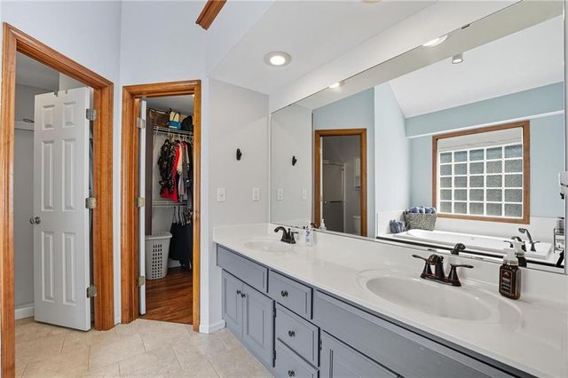 902 Aspen Drive, Smithville, MO 64089