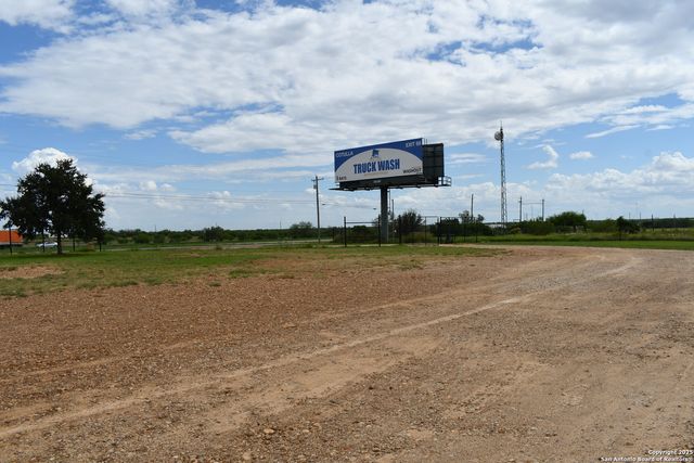 13688 S I-35, Dilley, TX 78017