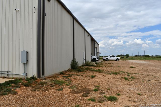 13688 S I-35, Dilley, TX 78017