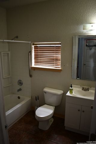 13688 S I-35, Dilley, TX 78017