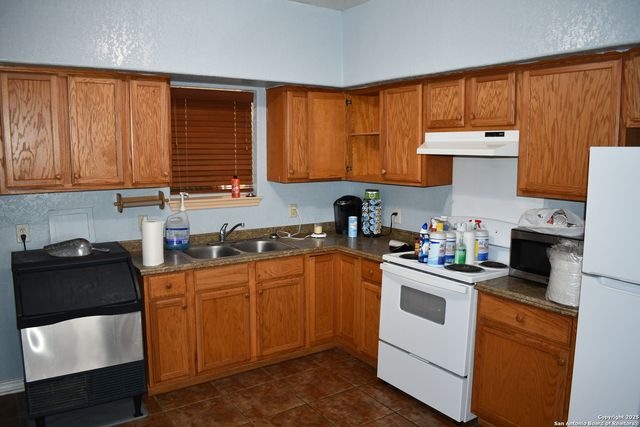 13688 S I-35, Dilley, TX 78017