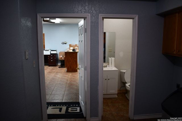 13688 S I-35, Dilley, TX 78017