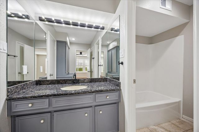 727 Bunker Hill Road 12, Houston, TX 77024