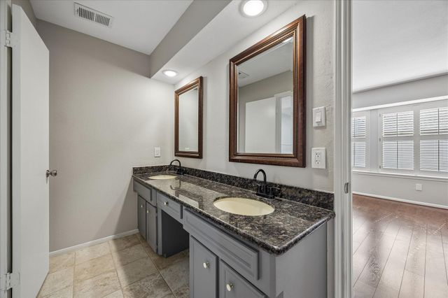 727 Bunker Hill Road 12, Houston, TX 77024