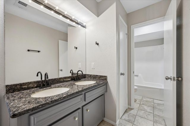 727 Bunker Hill Road 12, Houston, TX 77024