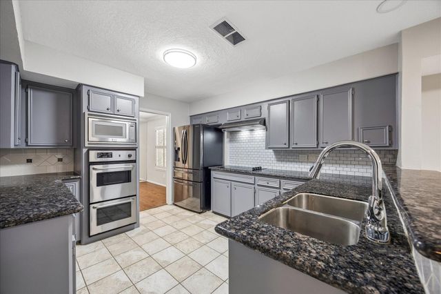 727 Bunker Hill Road 12, Houston, TX 77024