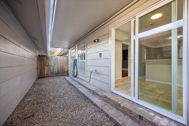 727 Bunker Hill Road 12, Houston, TX 77024