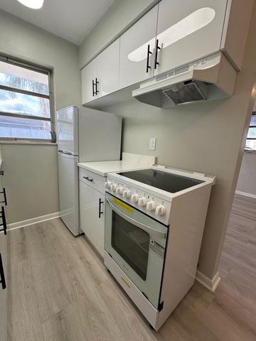 932 S B Street, Lake Worth Beach, FL 33460