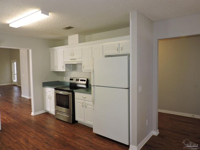 1897 Gulf Bay Ln, Pensacola, FL 32506