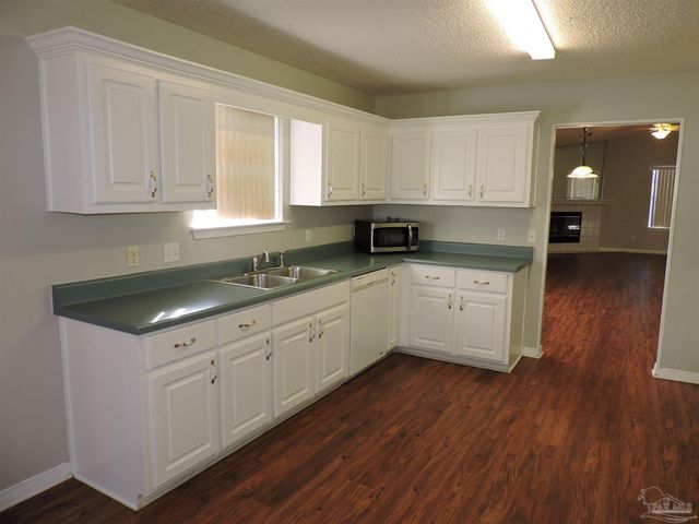 1897 Gulf Bay Ln, Pensacola, FL 32506