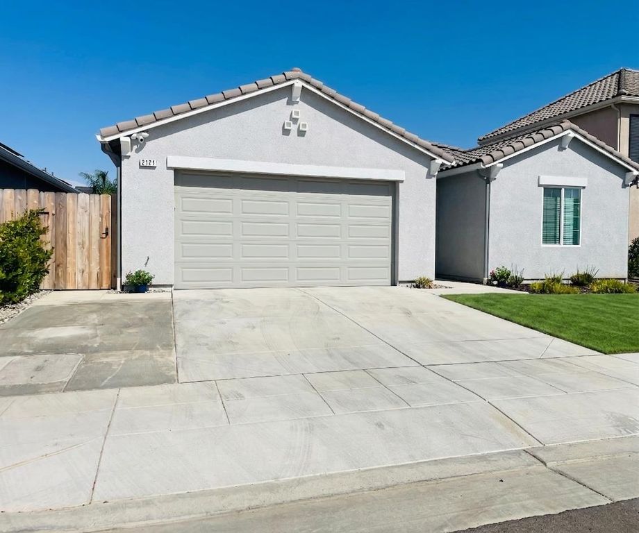 Image 2 of property listing at 2121 Descanso Avenue, Clovis, CA 93619