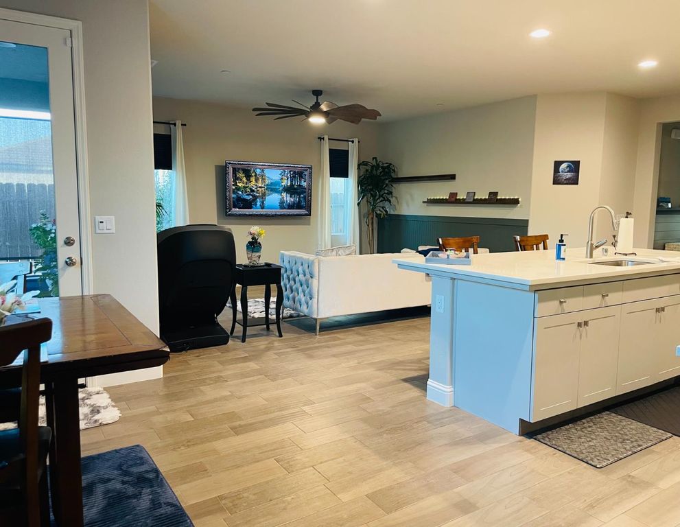 Image 6 of property listing at 2121 Descanso Avenue, Clovis, CA 93619
