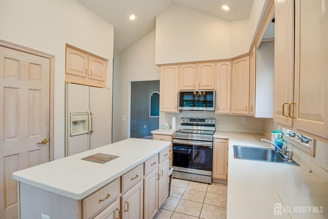 19 Dawson Lane, Monroe, NJ 08831