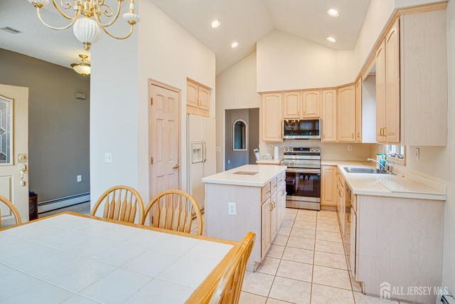 19 Dawson Lane, Monroe, NJ 08831