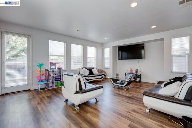 53 Puffin Cir, Oakley, CA 94561