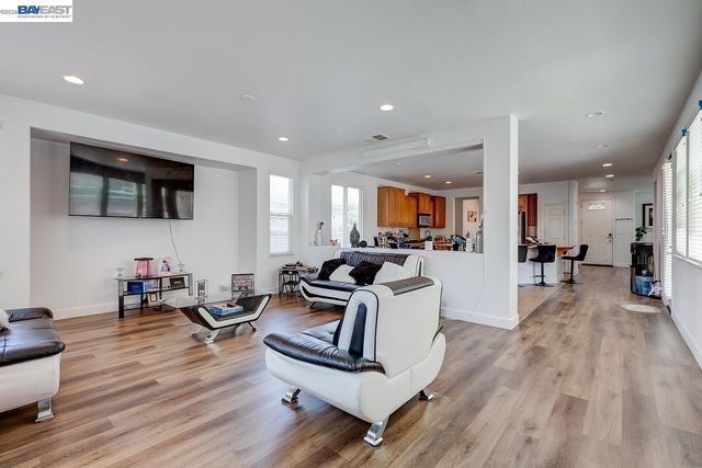 53 Puffin Cir, Oakley, CA 94561