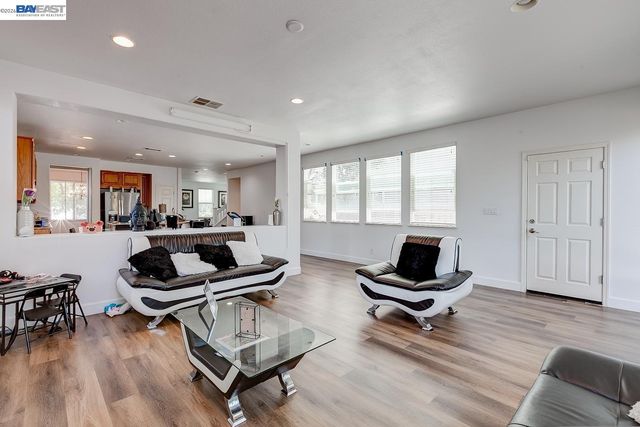 53 Puffin Cir, Oakley, CA 94561