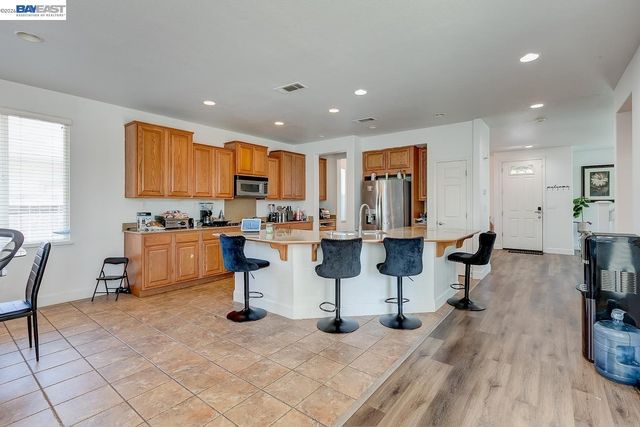 53 Puffin Cir, Oakley, CA 94561