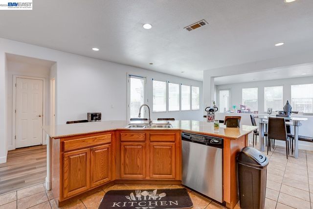 53 Puffin Cir, Oakley, CA 94561