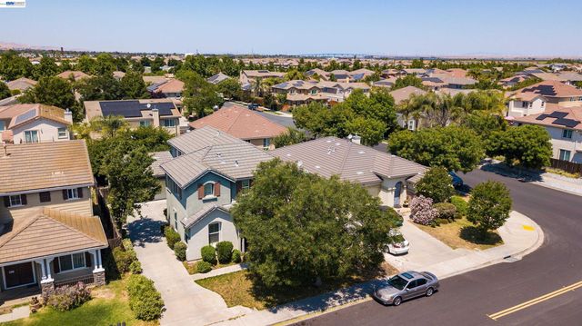 53 Puffin Cir, Oakley, CA 94561